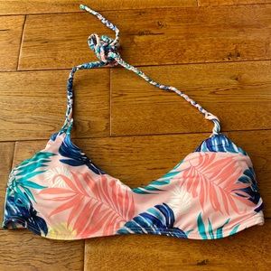 Roxy NWOT bikini top. Sz Medium.